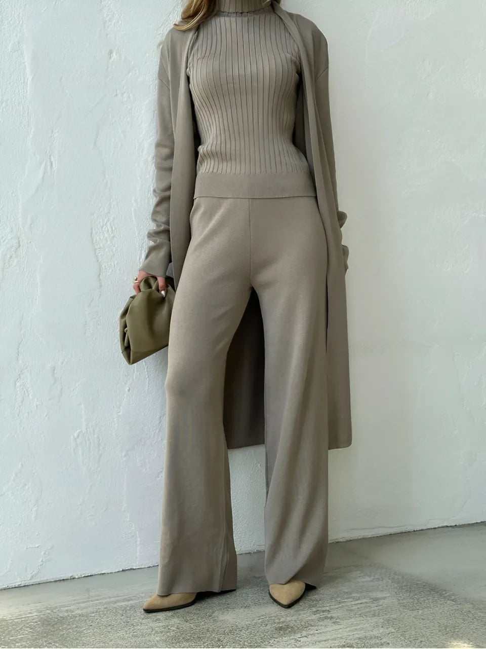 Conjunto de 3 Peças com Blusa Canelada Gola Alta Calça Pantalona de Cintura Elástica e Cardigan Alongado