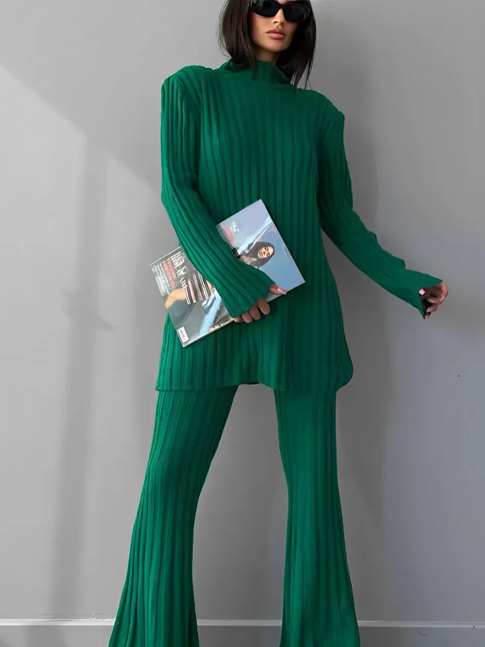 Conjunto de Tricô Canelado com Suéter de Gola Alta e Calça Flare de Cintura Alta