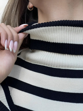Conjunto de Tricô com Suéter de Gola Alta Listrado e Calça Confortável